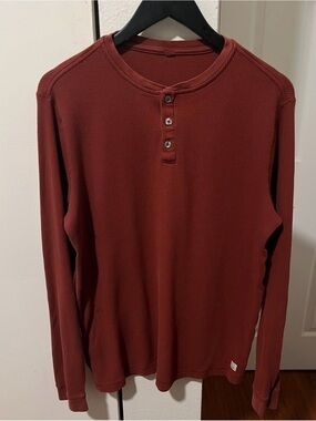 Vuori Men's Long-Sleeve Henley in Spiced Apple